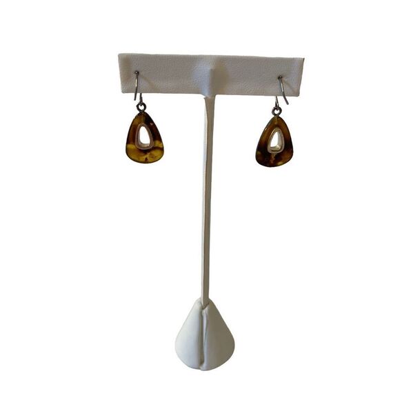 Teardrop Tortoise Shell & Silver Toned Lightweight Retro Looking Drop Earrings. - Picture 4 of 5